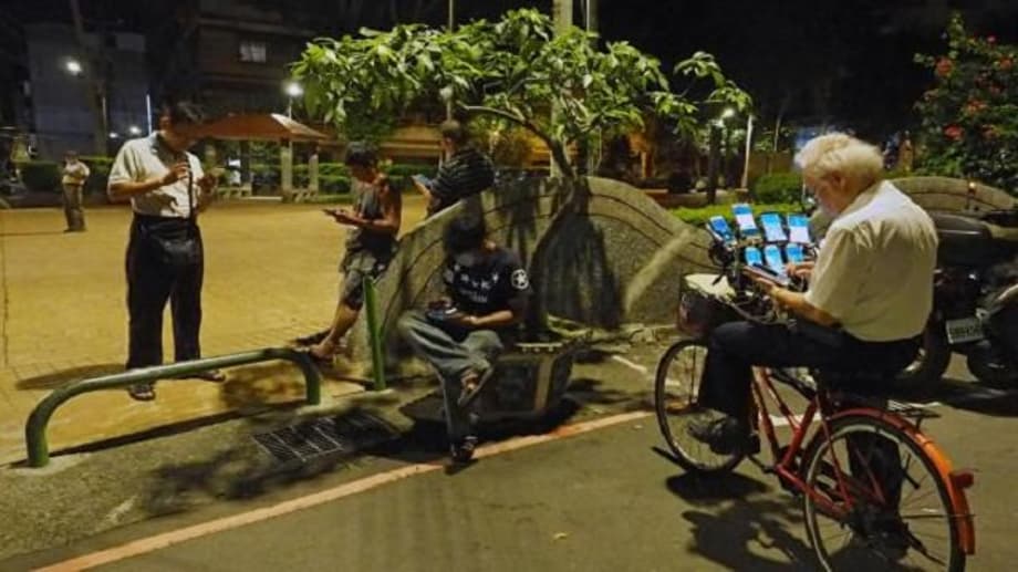 70 Year Old Man In Taiwan Puts Ash Ketchum To Shame With His 11 Phone POKEMON GO Contraption