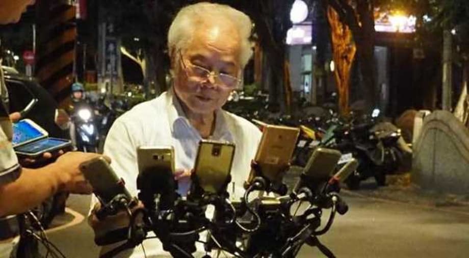 This Old Man Plays POKEMON GO Everyday With 11 Smartphones: WOW!